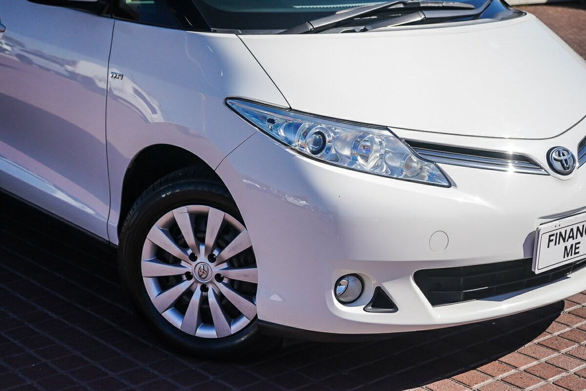 Toyota Tarago image 2