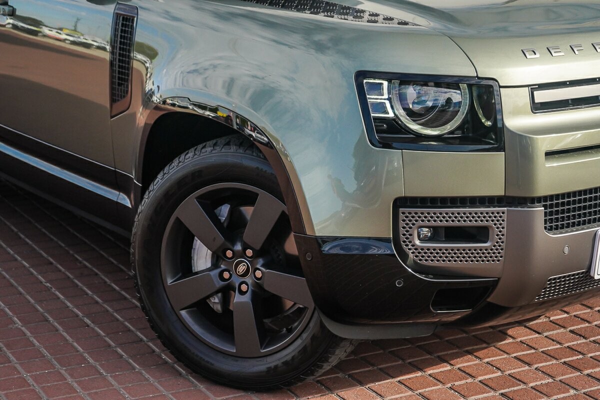 Land Rover Defender image 2