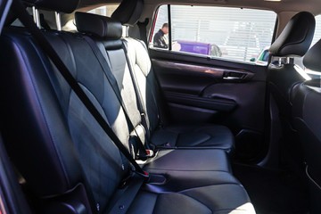 https://vehicle-cdn.autoleague.cloud/32225_81009825_9.jpg