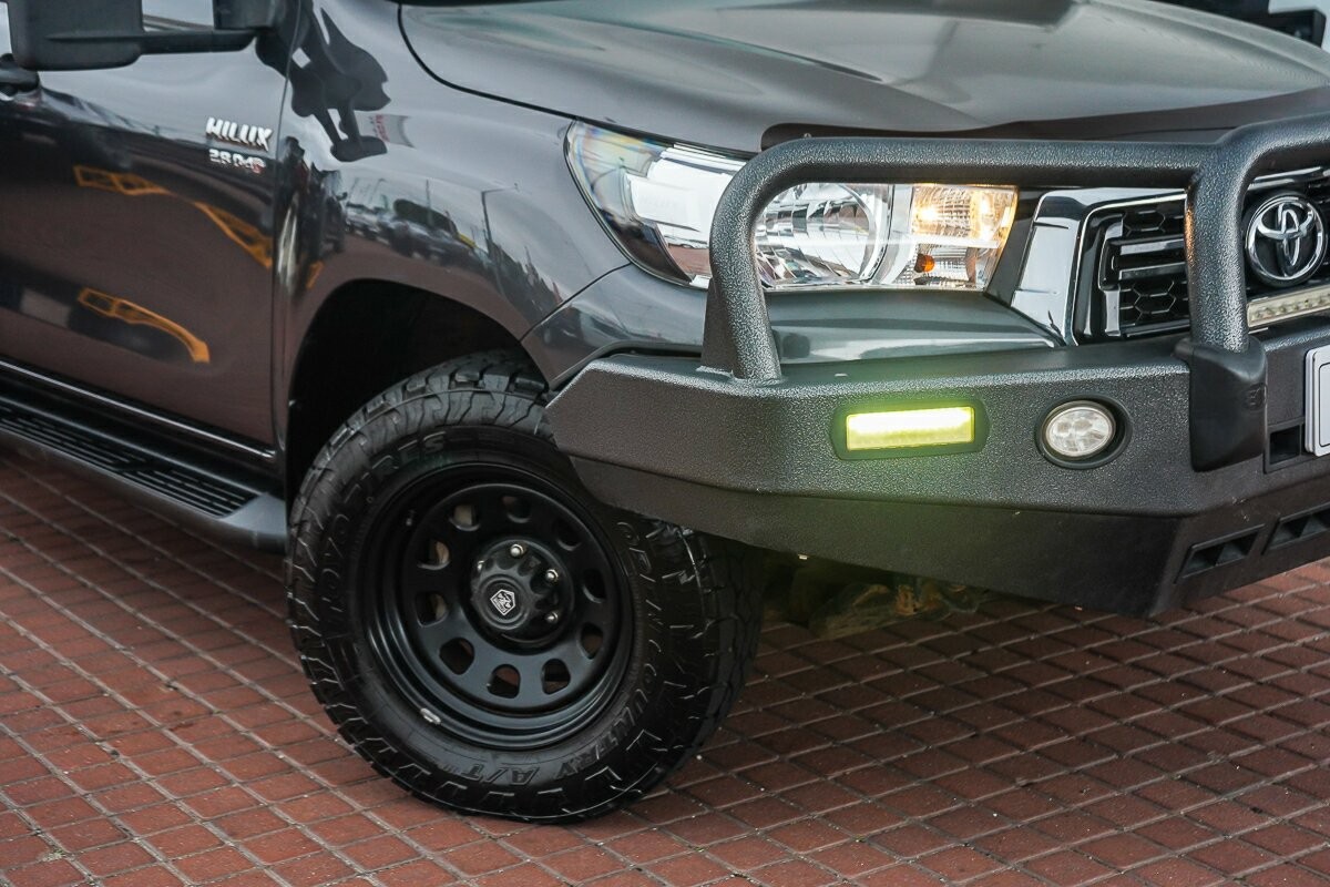 Toyota Hilux image 2