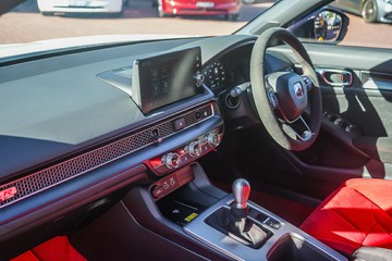 https://vehicle-cdn.autoleague.cloud/32225_81009849_12.jpg