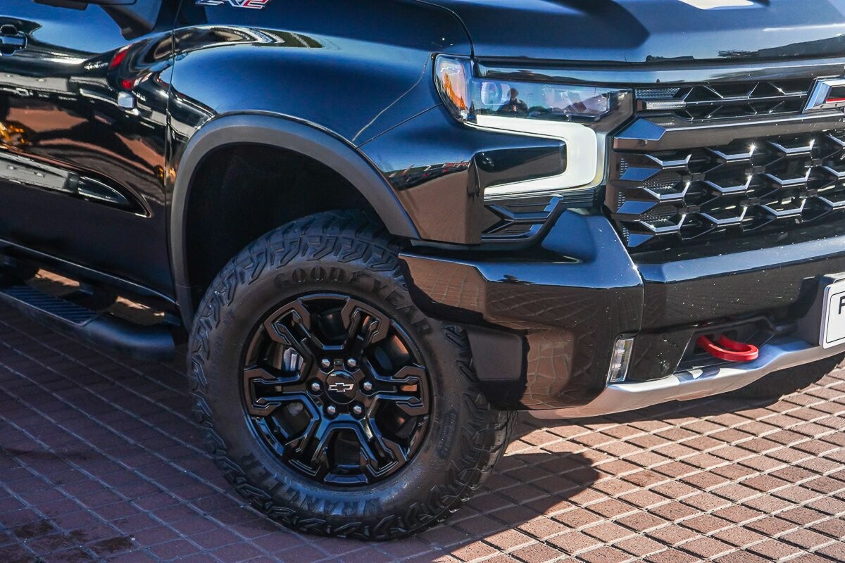 Chevrolet Silverado image 2