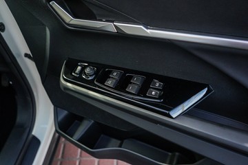 https://vehicle-cdn.autoleague.cloud/32225_81009864_12.jpg