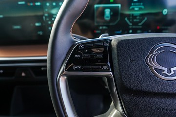 https://vehicle-cdn.autoleague.cloud/32225_81009864_15.jpg
