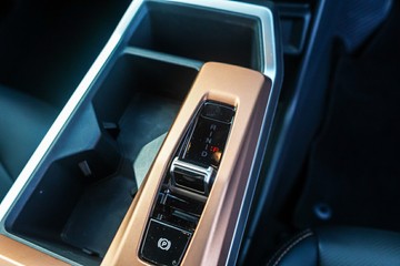 https://vehicle-cdn.autoleague.cloud/32225_81009864_18.jpg