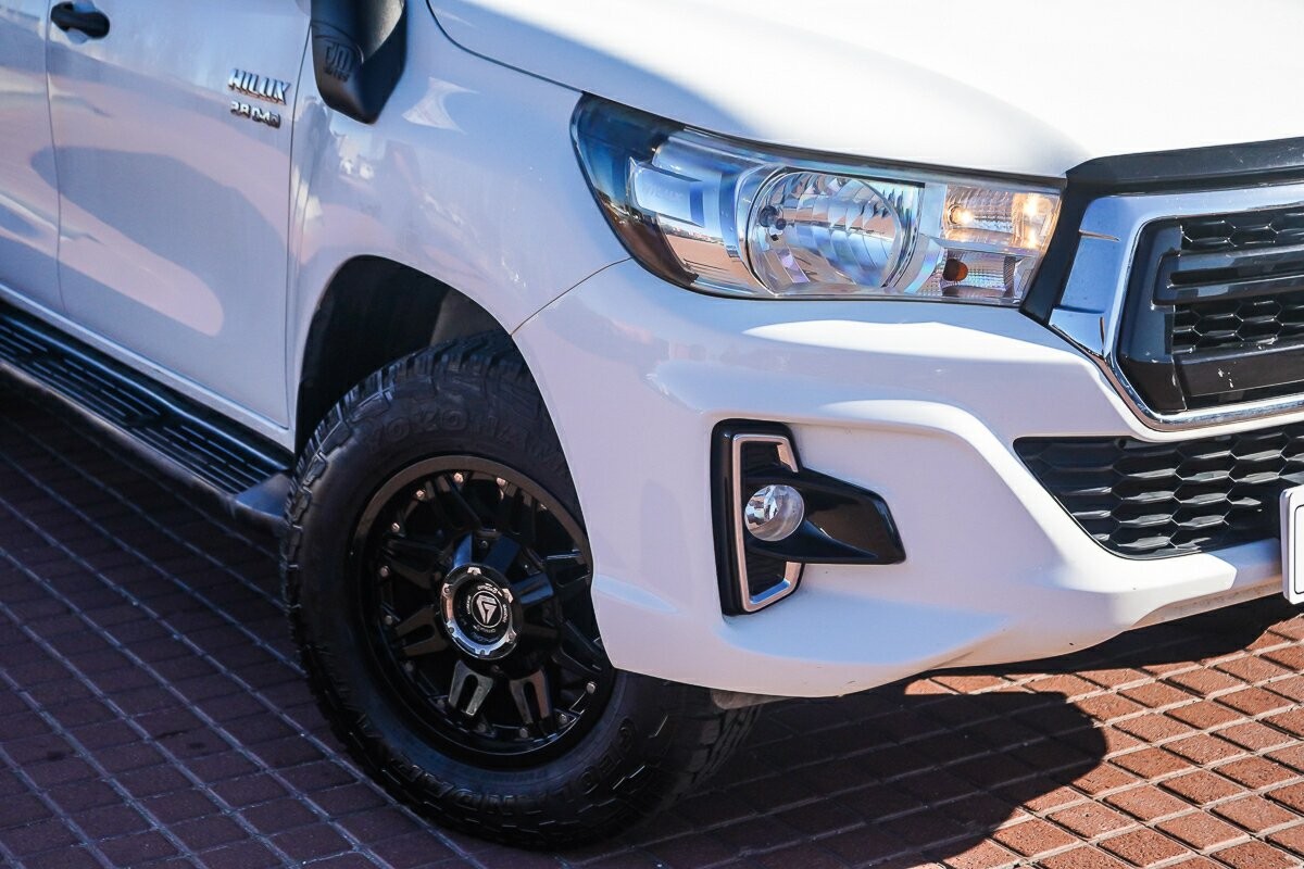 Toyota Hilux image 2