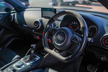 https://vehicle-cdn.autoleague.cloud/32225_81009952_12.jpg
