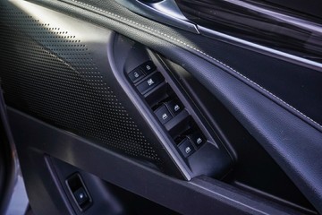 https://vehicle-cdn.autoleague.cloud/32225_81009961_12.jpg