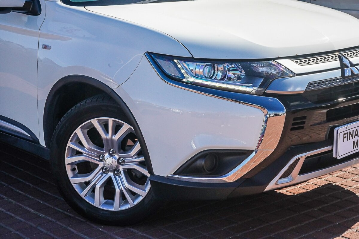 Mitsubishi Outlander image 2