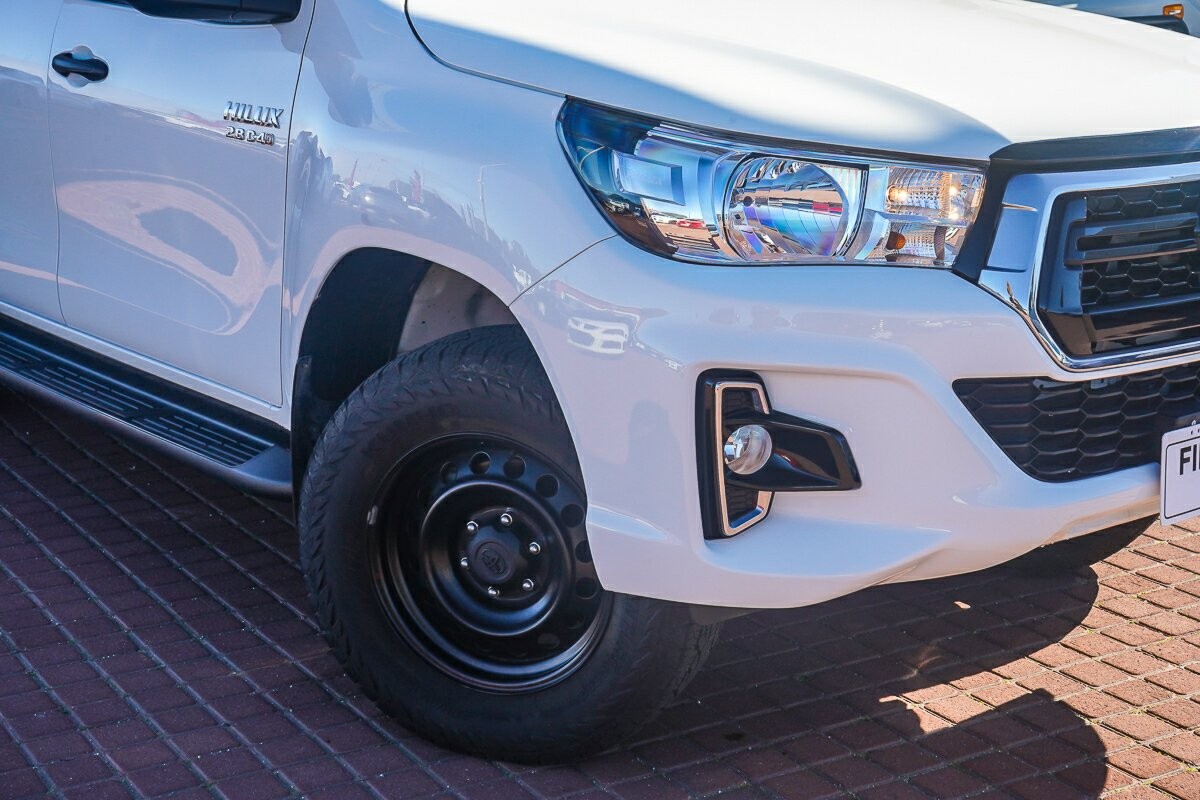 Toyota Hilux image 2
