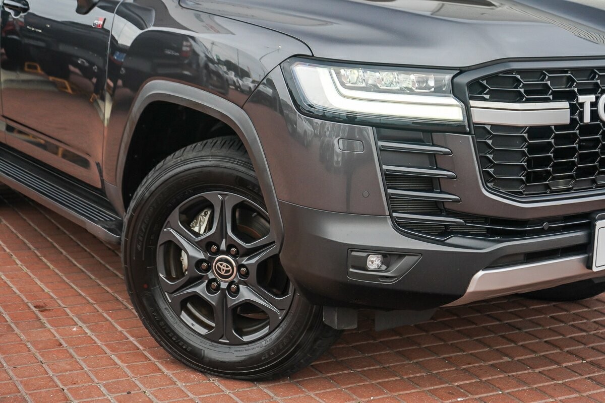 Toyota Landcruiser image 2