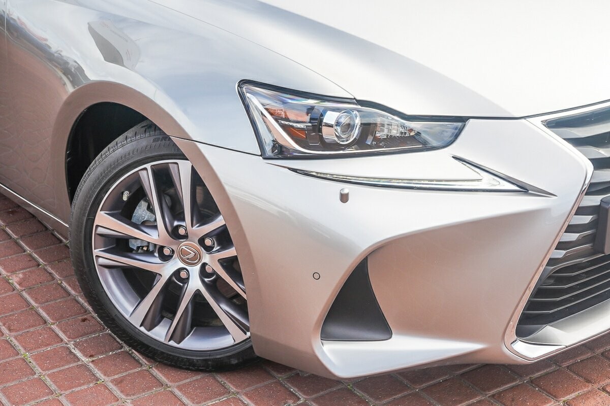 Lexus Is image 2