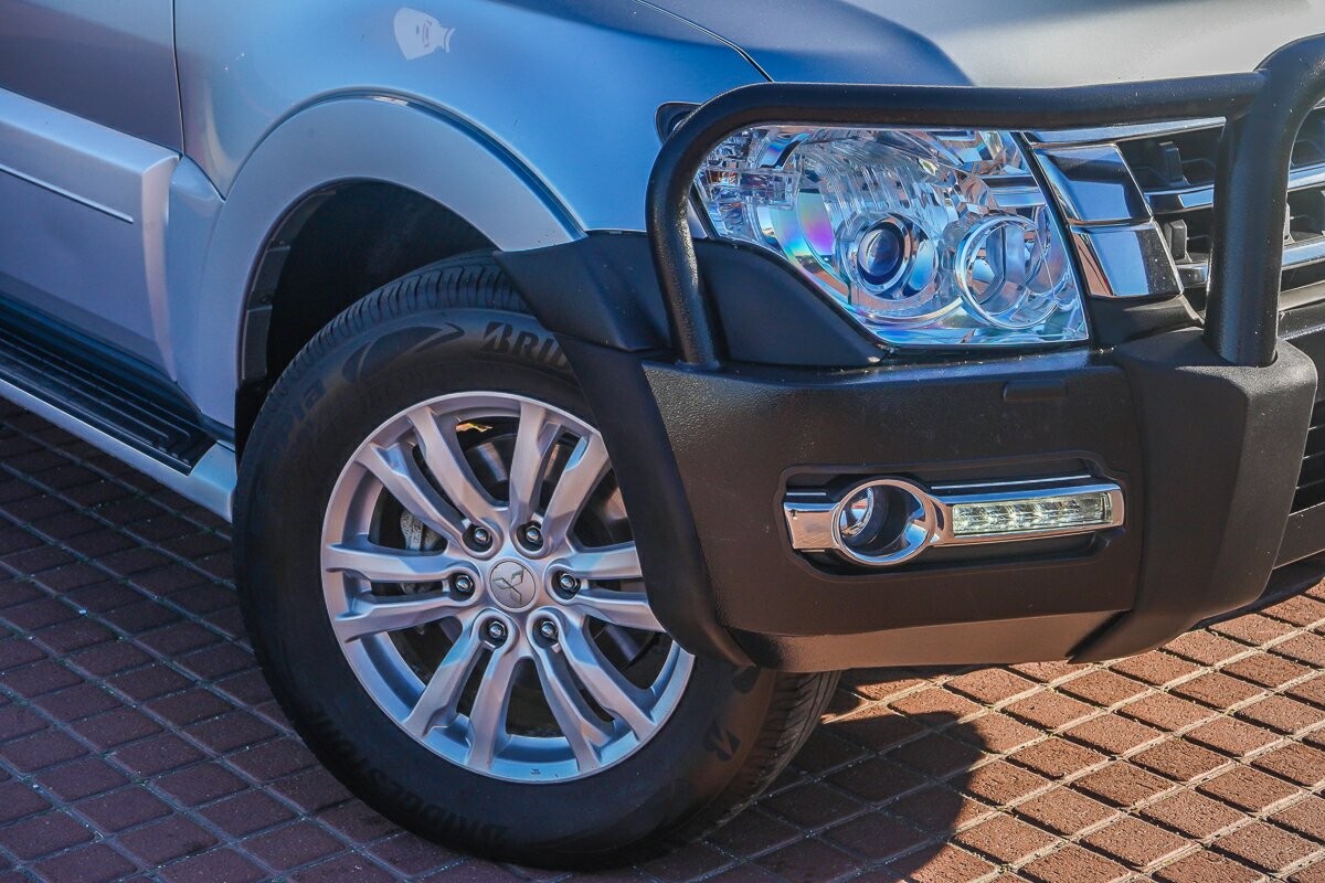 Mitsubishi Pajero image 2