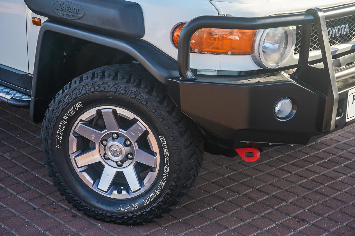 Toyota Fj Cruiser image 2