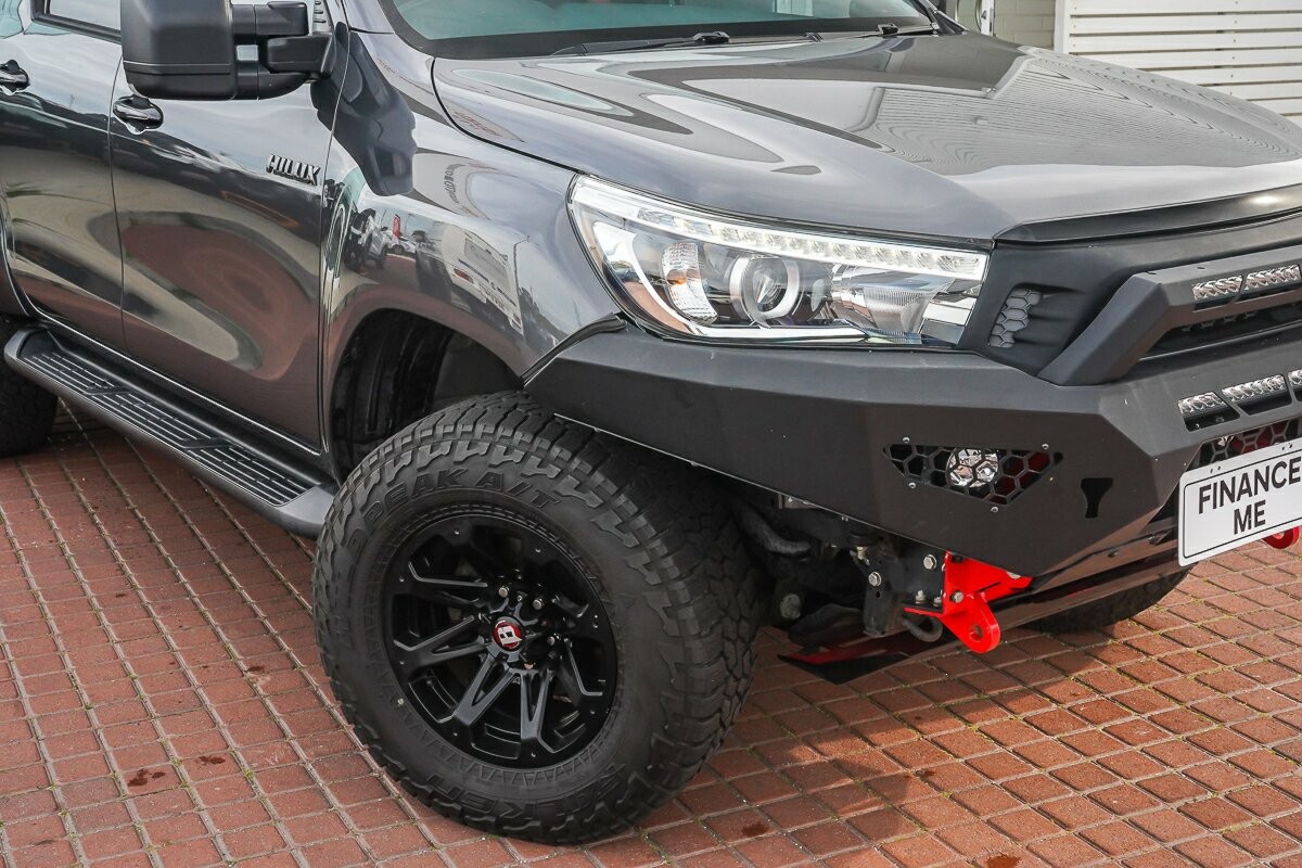 Toyota Hilux image 2