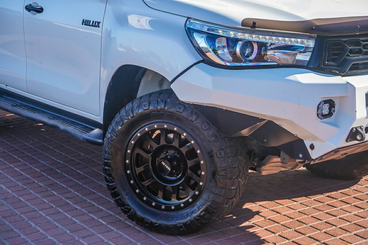 Toyota Hilux image 2
