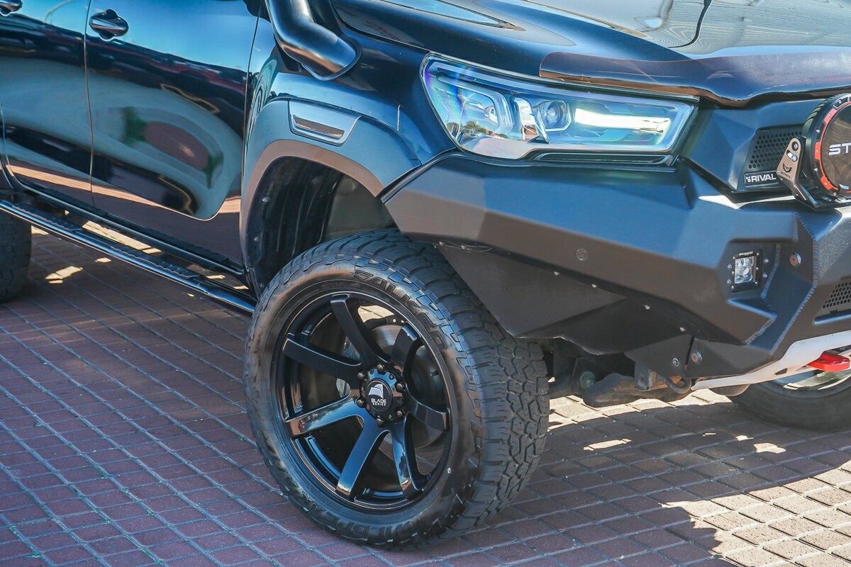 Toyota Hilux image 2