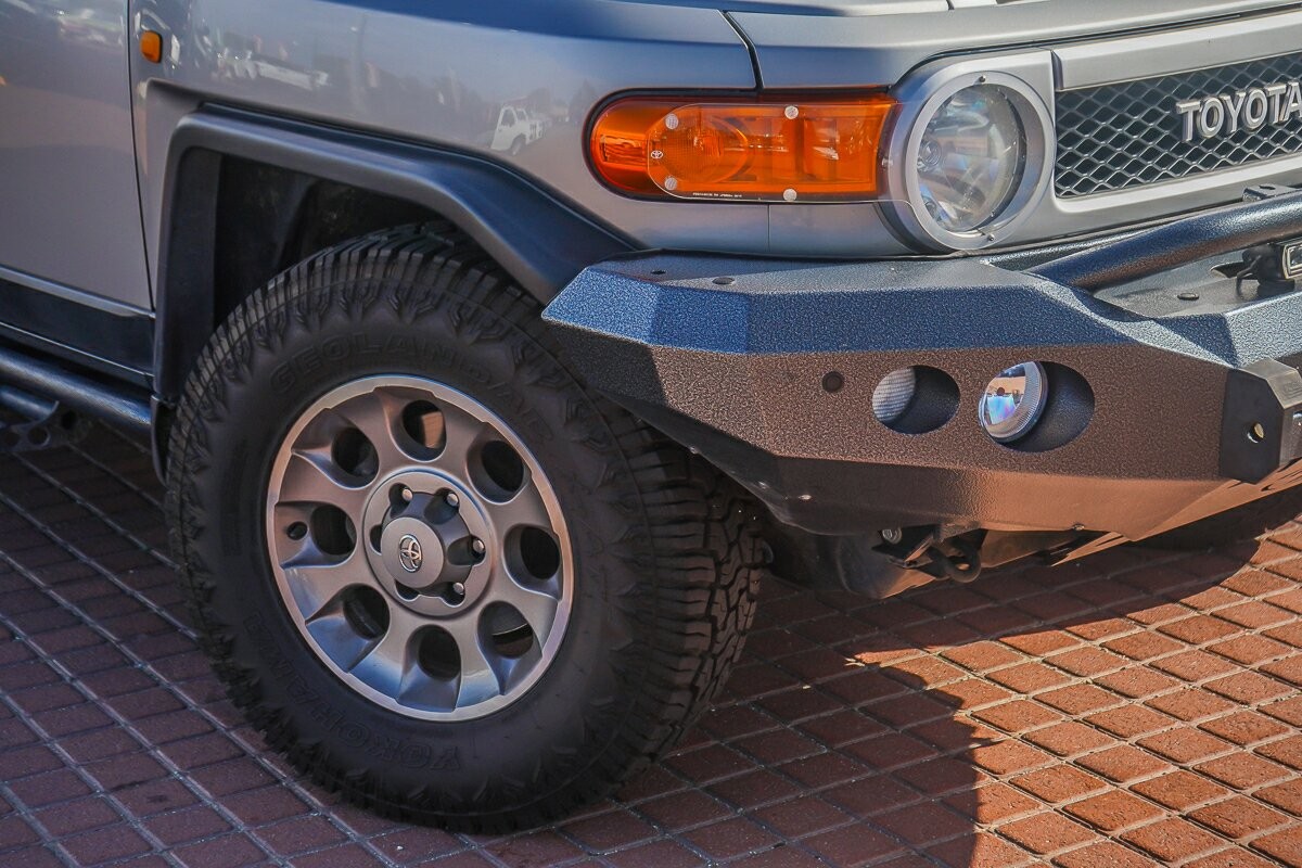 Toyota Fj Cruiser image 2