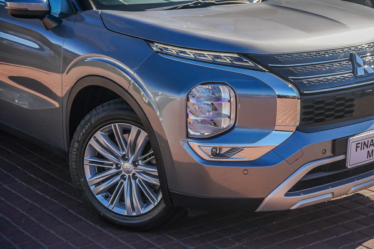 Mitsubishi Outlander image 2