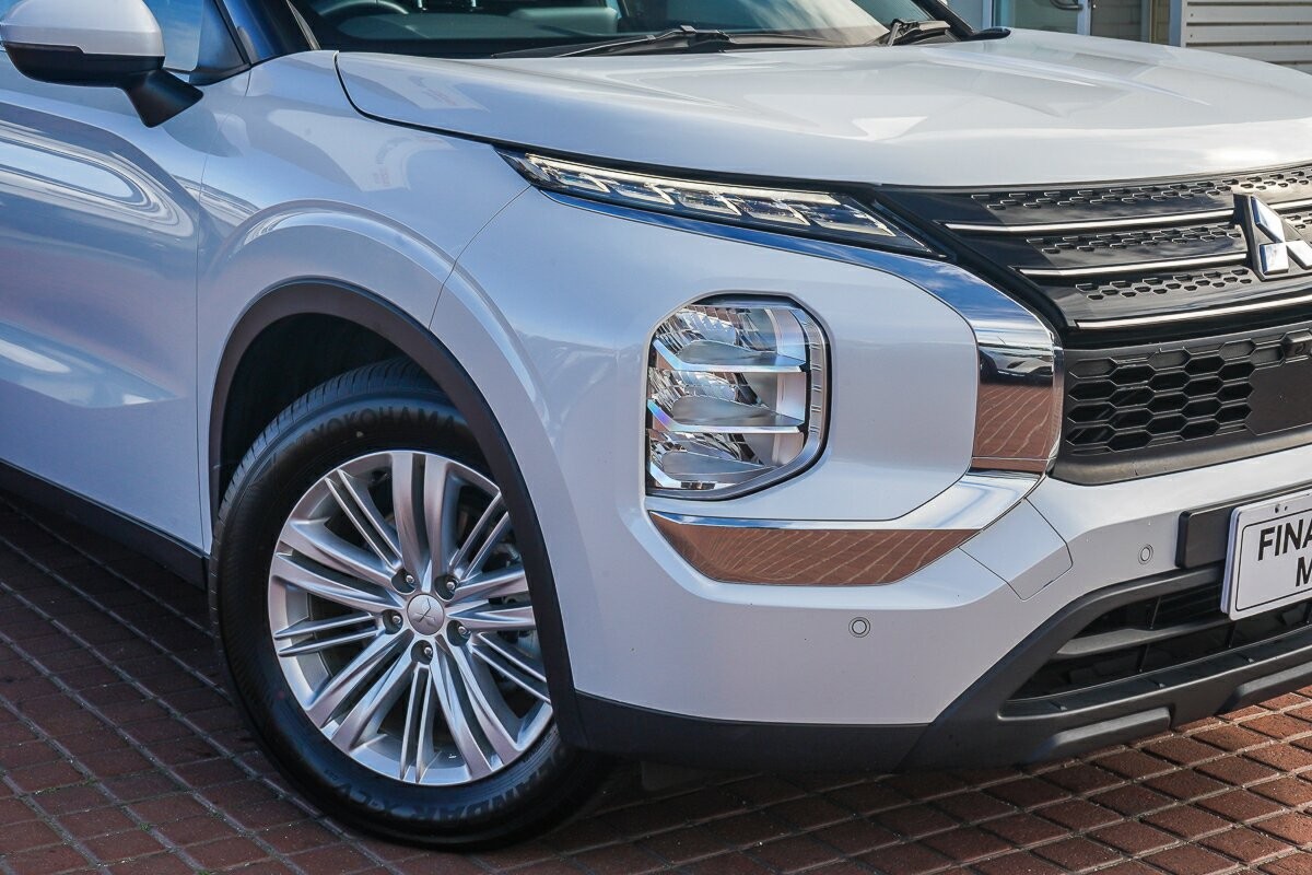 Mitsubishi Outlander image 2