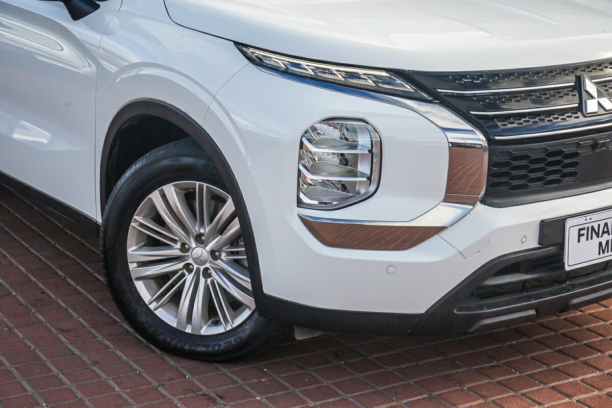 Mitsubishi Outlander image 2