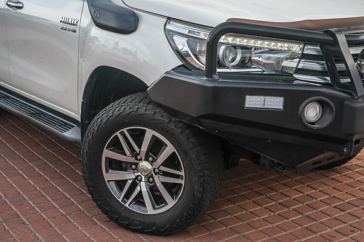 Toyota Hilux image 2