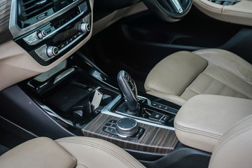 https://vehicle-cdn.autoleague.cloud/32225_81010254_22.jpg