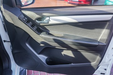https://vehicle-cdn.autoleague.cloud/32225_81010280_13.jpg