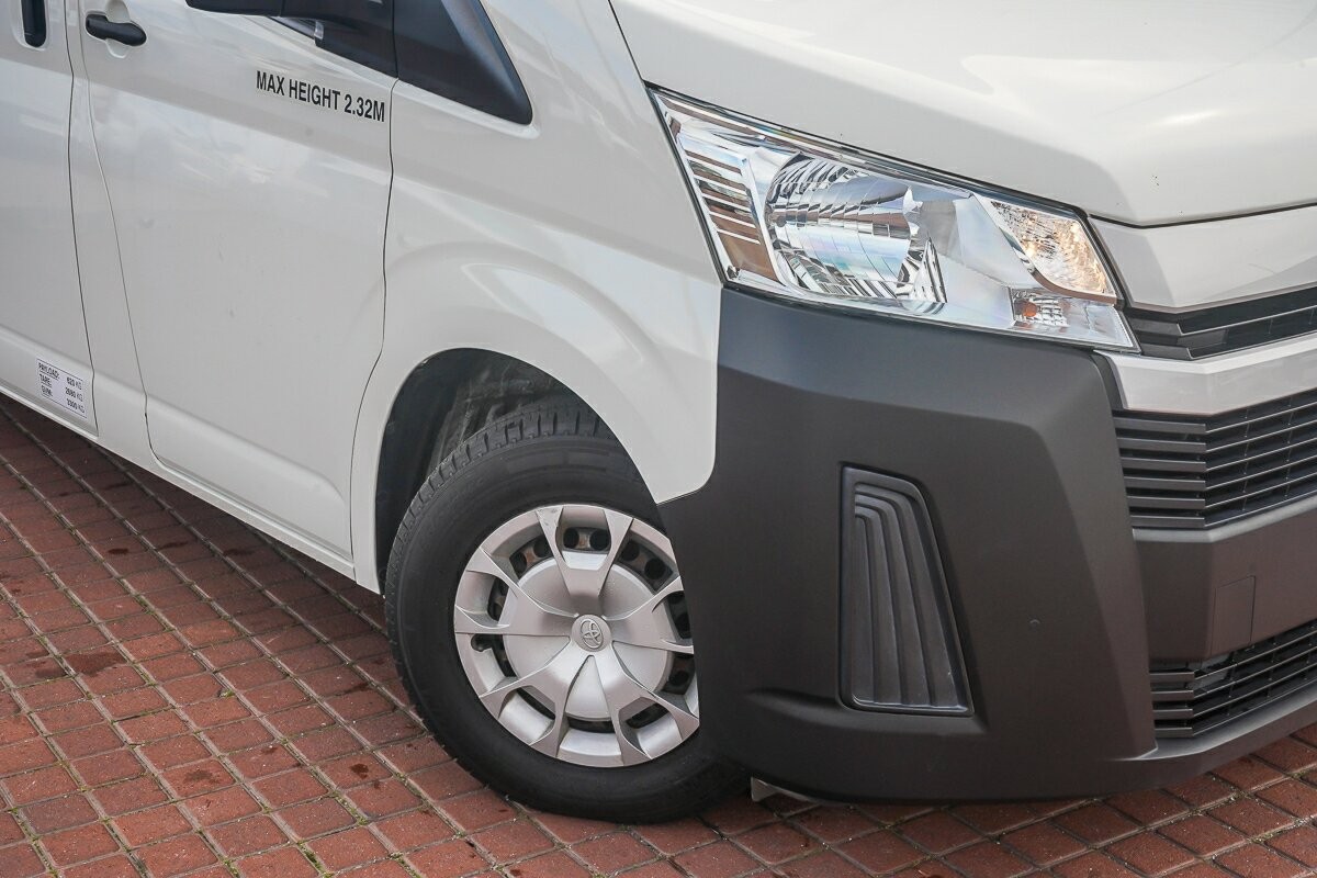 Toyota Hiace image 2
