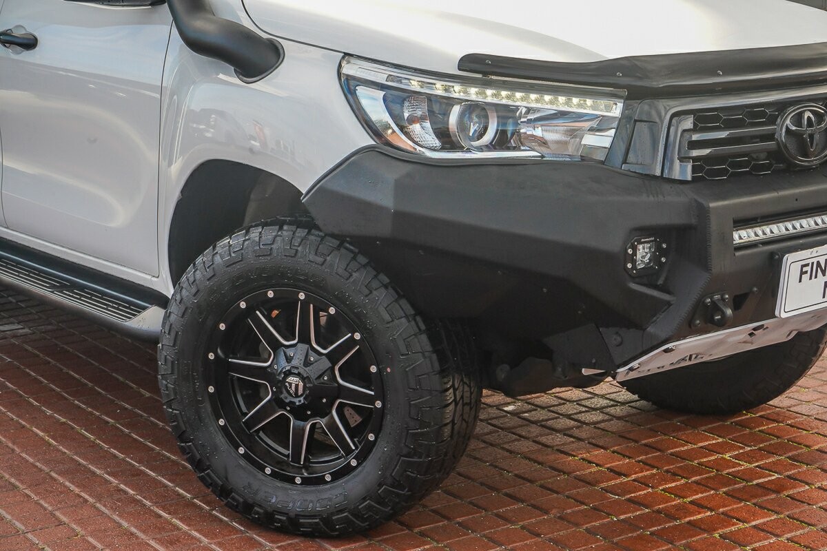 Toyota Hilux image 2