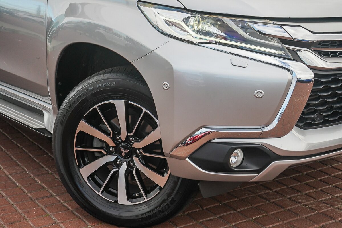 Mitsubishi Pajero Sport image 2