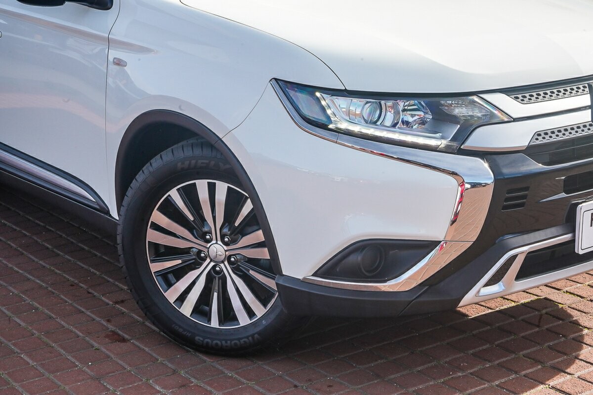 Mitsubishi Outlander image 2