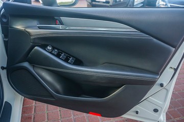 https://vehicle-cdn.autoleague.cloud/32225_81010338_11.jpg
