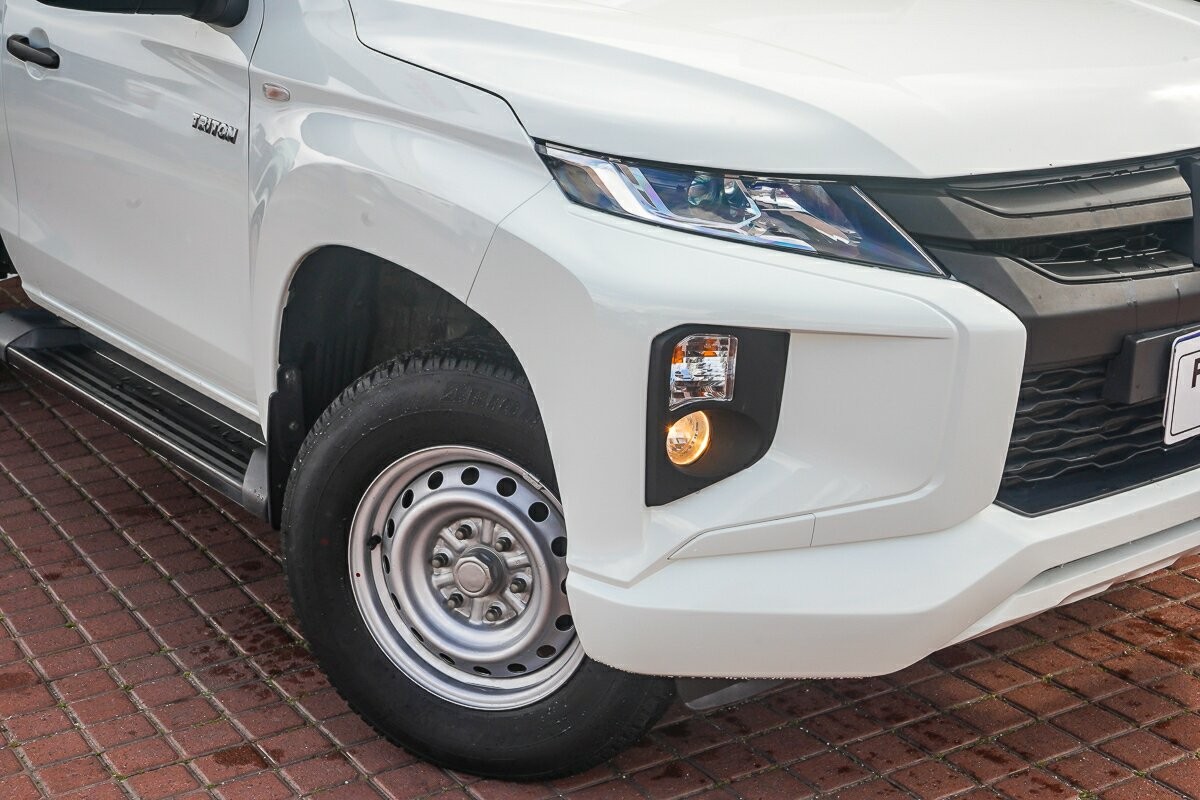 Mitsubishi Triton image 2