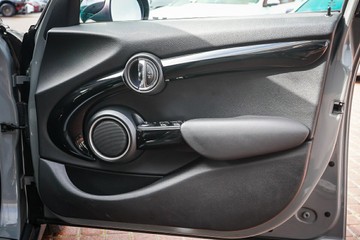 https://vehicle-cdn.autoleague.cloud/32225_81010368_11.jpg