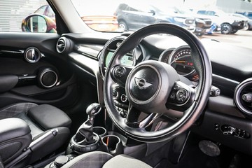 https://vehicle-cdn.autoleague.cloud/32225_81010368_12.jpg