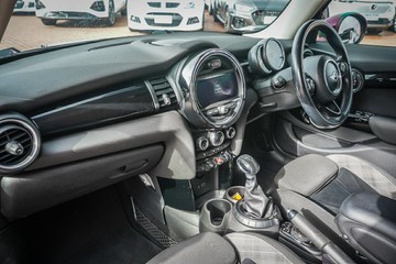 https://vehicle-cdn.autoleague.cloud/32225_81010368_21.jpg