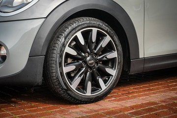 https://vehicle-cdn.autoleague.cloud/32225_81010368_5.jpg
