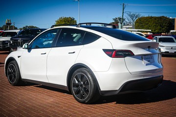 https://vehicle-cdn.autoleague.cloud/32225_81010369_6.jpg