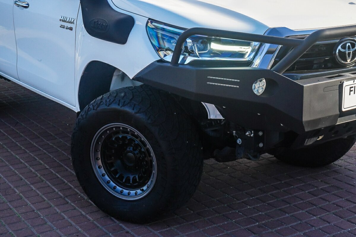 Toyota Hilux image 2