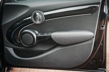 https://vehicle-cdn.autoleague.cloud/32225_81010497_11.jpg