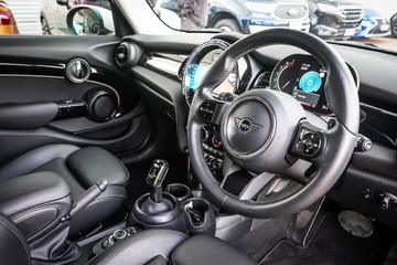 https://vehicle-cdn.autoleague.cloud/32225_81010497_12.jpg