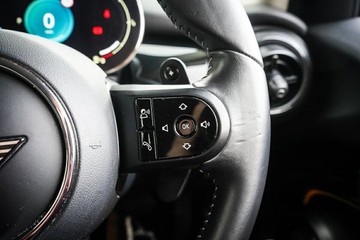 https://vehicle-cdn.autoleague.cloud/32225_81010497_16.jpg