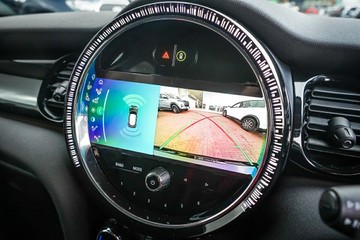 https://vehicle-cdn.autoleague.cloud/32225_81010497_18.jpg