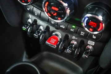 https://vehicle-cdn.autoleague.cloud/32225_81010497_19.jpg