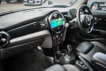 https://vehicle-cdn.autoleague.cloud/32225_81010497_21.jpg