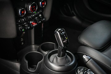 https://vehicle-cdn.autoleague.cloud/32225_81010497_23.jpg