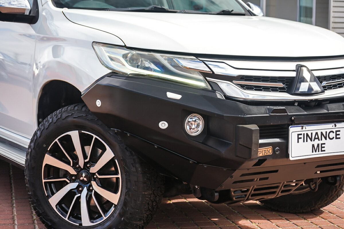 Mitsubishi Pajero Sport image 2