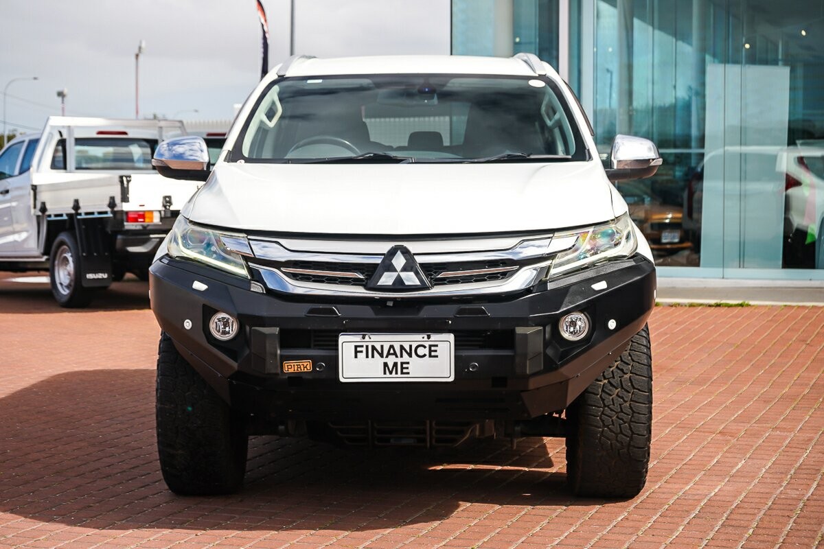 Mitsubishi Pajero Sport image 3