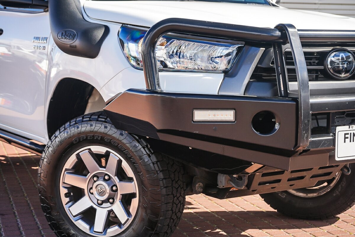 Toyota Hilux image 2